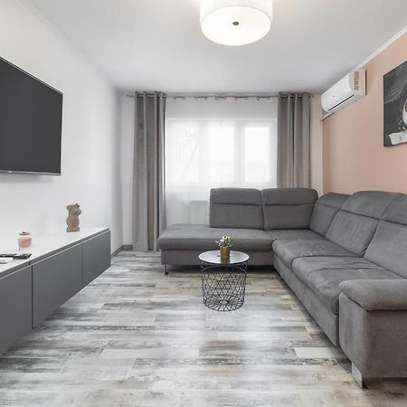 Decebal Flat Apartment Oradea Bagian luar foto